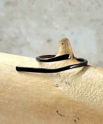 Χειροποίητο δαχτυλίδι γραμμή σε μαύρο επιπλατίνωμα από ασήμι 925 και μέγεθος 54 ανοιγόμενο