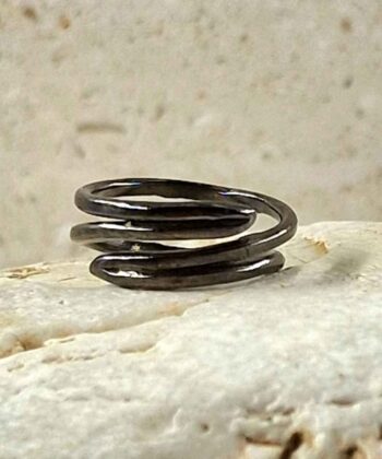 Χειροποίητο δαχτυλίδι Chevalier μαύρο με διπλές γραμμές από επιπλατινωμένο ασήμι 925