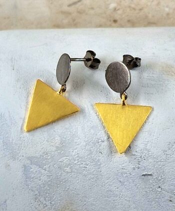 Χειροποίητα σκουλαρίκια κύκλοι με μαύρο επιπλατίνωμα και κρεμαστά επιχρυσωμένα τρίγωνα από ασήμι 925