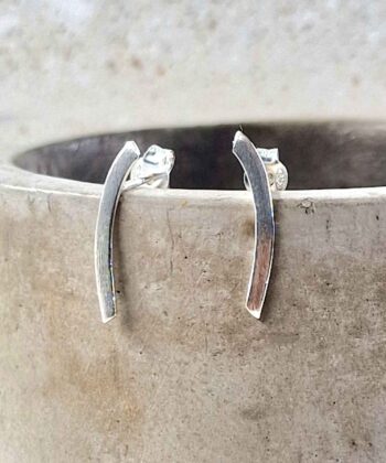 Χειροποίητα σκουλαρίκια σε κυρτές ασημένιες γραμμές από ασήμι 925