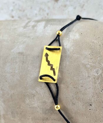 Χειροποίητο βραχιόλι γούρι χρυσό σε σχήμα ξυράφι με βέλος, από ασήμι 925 με μαύρο κορδόνι μακραμέ αυξομειώμενο.