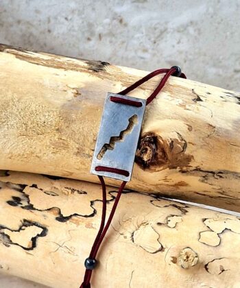 Χειροποίητο βραχιόλι γούρι μαύρο σε σχήμα ξυράφι με βέλος, από ασήμι 925 με κόκκινο κορδόνι μακραμέ αυξομειώμενο.