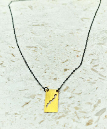 Alternative view of Γούρι κολιέ χρυσό ξυράφι βέλος