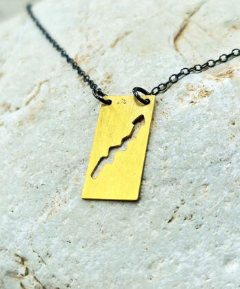 Χειροποίητο γούρι κολιέ επιχρυσωμένο ξυράφι με βέλος από ασήμι 925 με αλυσίδα και κούμπωμα από ασήμι 925