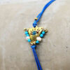 Βραχιόλι τρίγωνο φυλαχτό σκαλιστό με μπλε ματάκι, από επιχρυσωμένο ασήμι 925, με γαλάζιες και λευκές ημιπολύτιμες χάντρες και μπλε κερωμένο κορδόνι