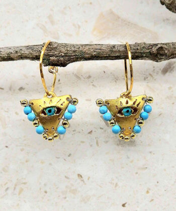 Σκουλαρίκια μικρά τρίγωνα σκαλιστά φυλαχτά με γαλάζιο ματάκι, από επιχρυσωμένο ασήμι 925 με γαλάζιες ημιπολύτιμες χάντρες