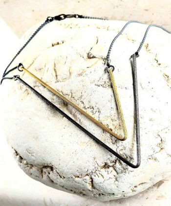 Κολιέ διπλό από επιχρυσωμένο ορείχαλκο με χρυσή με μαύρη ράβδο σε σχήμα τριγώνου