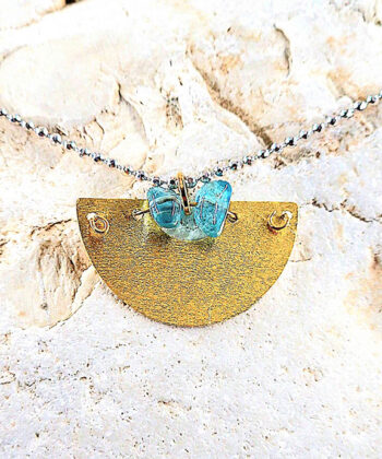 Κοντό κολιέ μισοφέγγαρο από επιχρυσωμένο ορείχαλκο και γαλάζιους ημιπολύτιμους λίθους