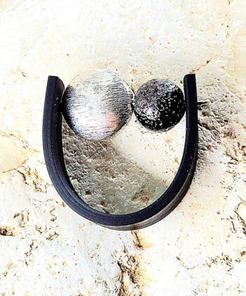 Δαχτυλίδι μαύρο με ασημί και μαύρες χάντρες