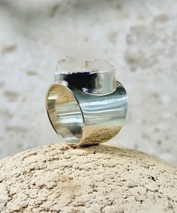 Alternative view of Δαχτυλίδι ασημένιο με λευκό χαλαζία