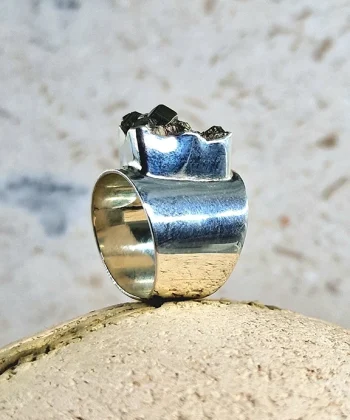 Alternative view of Δαχτυλίδι ασημένιο με σιδηροπυρίτη κλειστό