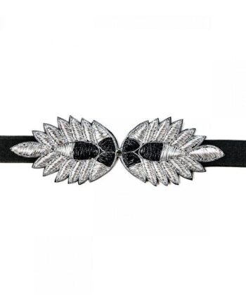 Χειροποίτη ελαστική ζώνη σε μαύρο χρώμα με κεντημένο στο χέρι κεντρικό ασημένιο κούμπωμα. Διαστάσεις 3 cm πλάτος 72 cm μήκος. Κλείσιμο με κουμπιά με λάστιχο. Σύνθεση : Μεταλλική και ελαστική ταινία.