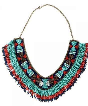 Χειροποίητο κοντό έθνικ κολιέ apache με κρόσσια σε τυρκουάζ και κοραλλί απόχρωση. Κλείσιμο καραμπίνερ. Σύνθεση ρητίνη, ύφασμα και μέταλλο