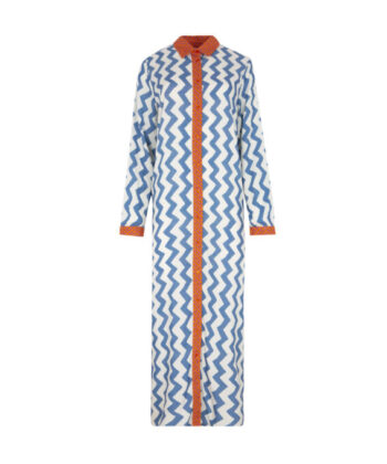 Καφτάνι με μακριά μπλε γεωμετρικά σχέδια με πορτοκαλί τελειώματα στο λαιμό και στο πέτο.