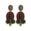 Χειροποίητα ethnik σκουλαρίκια σε κόκκινες και πράσινες αποχρώσεις με μωβ και πράσινα πετράδια, υλικό ρητίνη, νήμα και μέταλλο και μέγεθος 3 x 6,4 cm