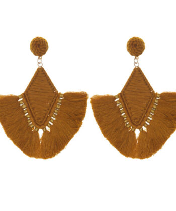 Χειροποίητα μονόχρωμα σκουλαρίκια βεντάλια σε μουσταρδί απόχρωση. Μέγεθος 9 x 7,5 cm Κλείσιμο με πίεση.