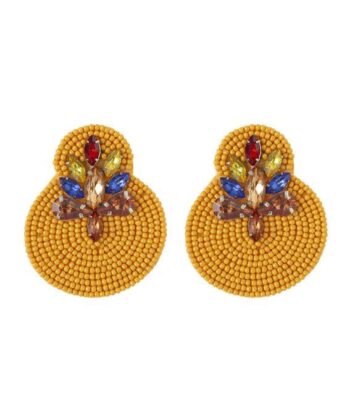 Έθνικ χειροποίητα σκουλαρίκια maasai σε κίτρινη απόχρωση κεντημένα στο χέρι με πολύχρωμους κρυστάλλους. Κλείσιμο υπό πίεση. Διαστάσεις 5,5 ύψος x 4,5 εκ. πλάτος Σύνθεση: ρητίνη, γυαλί, μέταλλο και ύφασμα.