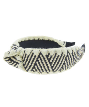 Χειροποίητη δίχρωμη ασπρόμαυρη στέκα κεντημένη από άχυρο, με κεντρικό κόμπο και λεπτομέρειες με βελονάκι.