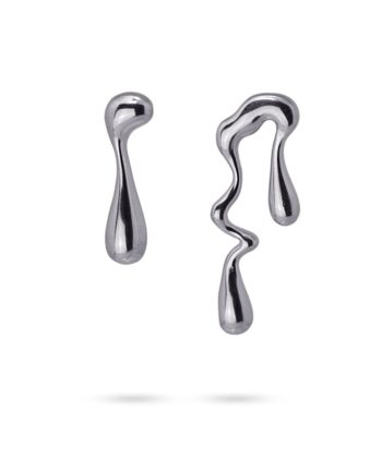 Σκουλαρίκια με σχέδιο σταγόνας που λιώνει σε ασημί. Είναι κατασκευασμένα από χειρουργικό χάλυβα για να είναι αντιαλλεργικά και ανοξείδωτα. Το μεγαλύτερο είναι 40mm και το άλλο 25mm. Με κλείσιμο τύπου πεταλούδας.