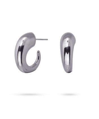 Πρωτότυπα σκουλαρίκια με ρευστό σχέδιο από χειρουργικό ατσάλι σε ασημί. Ξεχωρίζουν γιατί προσθέτουν όγκο και προσθέτουν μια πινελιά κομψότητας. Έχουν διάμετρο 20 mm και κλείσιμο τύπου πεταλούδας. Μπορούν να βραχούν, να μην σκουριάζουν και να μην προκαλούν αλλεργίες.