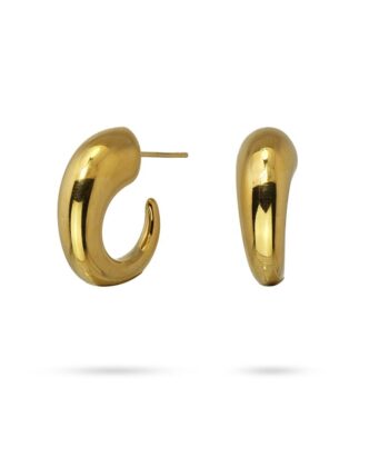 Πρωτότυπα σκουλαρίκια με ρευστό σχέδιο από χειρουργικό ατσάλι σε χρυσό. Ξεχωρίζουν γιατί προσθέτουν όγκο και προσθέτουν μια πινελιά κομψότητας. Έχουν διάμετρο 20 mm και κλείσιμο τύπου πεταλούδας. Μπορούν να βραχούν, να μην σκουριάζουν και να μην προκαλούν αλλεργίες.