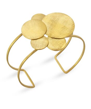 Φανταστικό άκαμπτο βραχιόλι από χειρουργικό αστάλι με κυκλικό σχέδιο 20 mm και βουρτσισμένο φινίρισμα., σε χρυσό Ελκυστικό και κολακευτικό, είναι το ιδανικό βραχιόλι για να φορέσετε σε πάρτι ή ειδικές εκδηλώσεις. Μπορείτε να το συνδυάσετε με τα ασορτί σκουλαρίκια του. Δεν προκαλεί αλλεργίες. Ένα μέγεθος ρυθμιζόμενο.