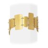 Εντυπωσιακό βραχιόλι που αποτελείται από ορθογώνια κομμάτια ενωμένα μεταξύ τους για να σχηματίσουν ένα σετ ακανόνιστης γεωμετρίας και βουρτσισμένο φινίρισμα, σε χρυσό. Κατασκευασμένο από χειρουργικό ατσάλι. Έχει μήκος 16 cm και έχει αλυσίδα επέκτασης 5 cm για να το προσαρμόζει. Δεν προκαλεί αλλεργίες, μπορεί να βραχεί και δεν σκουριάζει.