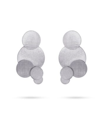 Σκουλαρίκια από χειρουργικό ατσάλι με γεωμετρικό σχέδιο που αποτελείται από κύκλους διαφορετικών μεγεθών και βουρτσισμένη υφή, σε ασημί. Ιδανικό για να φωτίσει στο πρόσωπο σας. Συνδυάζονται με όλα τα είδη ενδυμάτων και στυλ.  Διαθέτουν κλείσιμο τύπου πεταλούδας. Υποαλλεργικό.