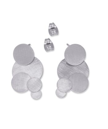 Σκουλαρίκια από χειρουργικό ατσάλι με γεωμετρικό σχέδιο που αποτελείται από κύκλους διαφορετικών μεγεθών και βουρτσισμένη υφή, σε χρυσό. Ιδανικό για να φωτίσει στο πρόσωπο σας. Συνδυάζονται με όλα τα είδη ενδυμάτων και στυλ. Διαθέτουν κλείσιμο τύπου πεταλούδας. Υποαλλεργικό.