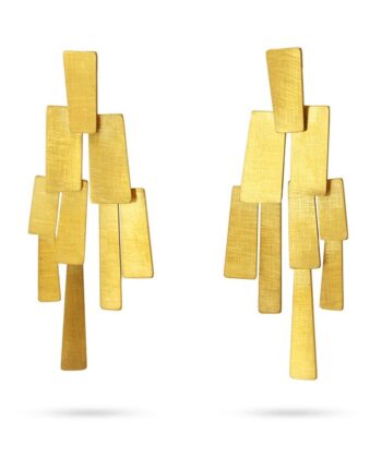 Μακριά σκουλαρίκια από χειρουργικό ατσάλι με βουρτσισμένη υφή και σχέδιο συμπλέγματος που αποτελείται από ορθογώνια γεωμετρικά κομμάτια, σε χρυσό. Ελκυστικά και avant-garde, θα είναι τα αγαπημένα σου σκουλαρίκια με τα οποία σίγουρα θα κάνεις trend. Έχουν μήκος 6 cm. Διαθέτουν κλείσιμο τύπου πεταλούδας. Δεν προκαλούν αλλεργίες.