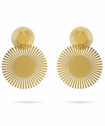 Μακριά σκουλαρίκια από χειρουργικό ατσάλι με κυκλικό σχέδιο εμπνευσμένο από τον Ήλιο, σε χρυσό. Πρωτότυπα, εντυπωσιακά και κολακευτικά, αποτελούν το τέλειο συμπλήρωμα για δείπνα με φίλους ή ειδικές εκδηλώσεις. Έχουν μήκος 50 mm και κούμπωμα τύπου πεταλούδας. Δεν προκαλούν αλλεργίες, μπορεί να βραχούν και δεν σκουριάζουν.