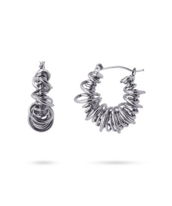 Σκουλαρίκια με συρμάτινο σχέδιο σε ασημί. Κατασκευασμένα από χειρουργικό χάλυβα. Έχουν πρωτότυπο σχέδιο που σίγουρα θα εντυπωσιάσει όταν τα φορέσετε. Συνδυάστε τα με το αγαπημένο σας τζιν. Αντιαλλεργικό και ανοξείδωτο. Έχουν διάμετρο 30 mm.