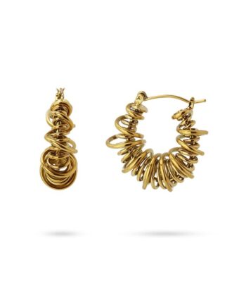 Σκουλαρίκια με συρμάτινο σχέδιο πάνω σε κρίκο, σε χρυσό Κατασκευασμένα από χειρουργικό χάλυβα. Έχουν πρωτότυπο σχέδιο που σίγουρα θα εντυπωσιάσει όταν τα φορέσετε.  Συνδυάστε τα με το αγαπημένο σας τζιν. Αντιαλλεργικό και ανοξείδωτο. Έχουν διάμετρο 30 mm.