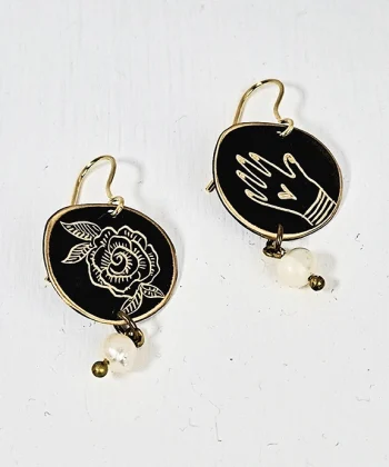 Χειροποίητα μικρά σκουλαρίκια σε οβάλ σχήμα με χαραγμένο σχέδιο λουλούδι – χέρι και κρεμαστό μαργαριτάρι. Από ορείχαλκο με επίχρυση χάραξη. Με ασημένιο κούμπωμα 925.