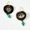 Χειροποίητα μικρά σκουλαρίκια σε οβάλ σχήμα με χαραγμένο σχέδιο διαμάντι - μάτι και κρεμαστό μαλαχίτη. Από ορείχαλκο με επίχρυση χάραξη. Με ασημένιο κούμπωμα 925. Σχεδιάστρια Νεφέλη Καρυοφύλλη.