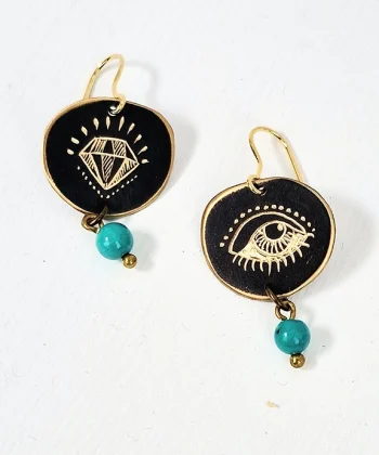 Χειροποίητα μικρά σκουλαρίκια σε οβάλ σχήμα με χαραγμένο σχέδιο διαμάντι - μάτι και κρεμαστό μαλαχίτη. Από ορείχαλκο με επίχρυση χάραξη. Με ασημένιο κούμπωμα 925. Σχεδιάστρια Νεφέλη Καρυοφύλλη.