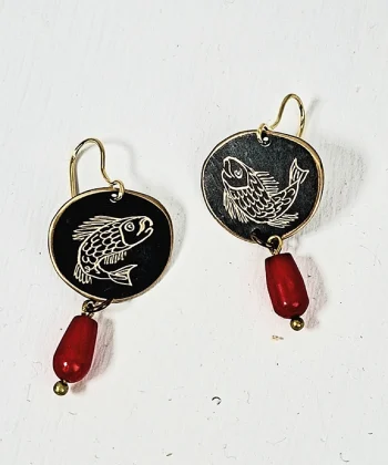 Χειροποίητα μικρά σκουλαρίκια σε οβάλ σχήμα με χαραγμένο σχέδιο ψάρι και κρεμαστό κοράλι. Από ορείχαλκο με επίχρυση χάραξη. Με ασημένιο κούμπωμα 925. Σχεδιάστρια Νεφέλη Καρυοφύλλη.