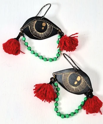 Χειροποίητα σκουλαρίκια σε σχήμα μάτι με κρεμαστές κόκκινες φούντες και πράσινους ημιπολύτιμους λίθους. Από ορείχαλκο με επίχρυση χάραξη. Με ασημένιο κούμπωμα 925. Σχεδιάστρια Νεφέλη Καρυοφύλλη.