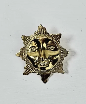 Χειροποίητη καρφίτσα ήλιος από ορείχαλκο σε χρυσό χρώμα. Σχεδιάστρια Νεφέλη Καρυοφύλλη.