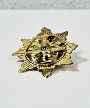 Χειροποίητη καρφίτσα ήλιος από ορείχαλκο σε χρυσό χρώμα. Σχεδιάστρια Νεφέλη Καρυοφύλλη.