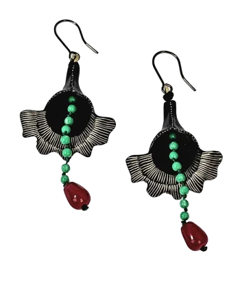 και κρεμαστούς πράσινους και κόκκινους ημιπολύτιμους λίθους