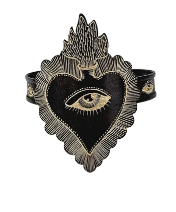 Χειροποίητο βραχιόλι ανοιχτό με σχέδιο καρδιά και σκαλιστό μάτι. Από ορείχαλκο με επίχρυση χάραξη. Σχεδιάστρια Νεφέλη Καρυοφύλλη.