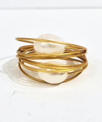 Χειροποίητο δαχτυλίδι στρόγγυλο από ανοξείδωτο ατσάλι σε χρυσό χρώμα με μεγάλα μαργαριτάρια του γλυκού νερού