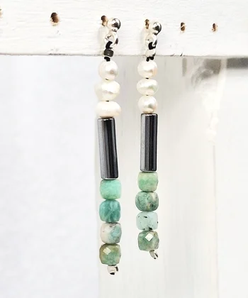 Χειροποίητα σκουλαρίκια από ανοξείδωτο ατσάλι σε ασημί χρώμα με πέτρες αμαζονίτη και μαργαριτάρια του γλυκού νερού. Κούμπωμα από επιχρυσωμένο ασήμι 925. Μήκος 5εκ. 100% αδιάβροχο.