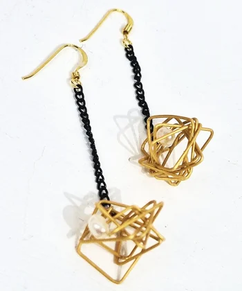 Χειροποίητα σκουλαρίκια με πλέγμα από ανοξείδωτο ατσάλι σε χρυσό και μαύρο χρώμα με μαργαριτάρια του γλυκού νερού. Κούμπωμα από επιχρυσωμένο ασήμι 925. Μήκος 6εκ. 100% αδιάβροχο.