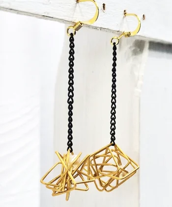 Χειροποίητα σκουλαρίκια με πλέγμα από ανοξείδωτο ατσάλι σε χρυσό και μαύρο χρώμα με μαργαριτάρια του γλυκού νερού.