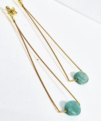 Χειροποίητα μακριά σκουλαρίκια από ανοξείδωτο ατσάλι σε χρυσό χρώμα με πέτρες αμαζονίτη. Κούμπωμα από επιχρυσωμένο ασήμι 925. Μήκος 8,5εκ. 100% αδιάβροχο.
