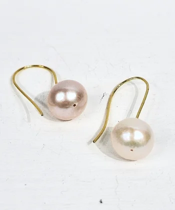 Χειροποίητα σκουλαρίκια από επιχρυσωμένο ασήμι 925 με μεγάλα μαργαριτάρια καλλιέργειας. Μήκος 3,5εκ. 100% αδιάβροχο.