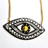 Χειροποίητο κεραμικό κολιέ με σχέδιο ασπρόμαυρο μάτι με χρυσό σμάλτο και αλυσίδα από ανοξείδωτο ατσάλι σε χρυσό χρώμα. Mήκος 32εκ.