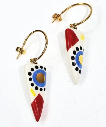 Χειροποίητα κεραμικά σκουλαρίκια σε σχήμα βέλος με πολύχρωμα σχέδια και χρυσό σμάλτο. Κούμπωμα από επιχρυσωμένο ασήμι 925.